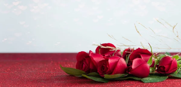 Τριαντάφυλλα σε γυαλιστερή υφή — Φωτογραφία Αρχείου