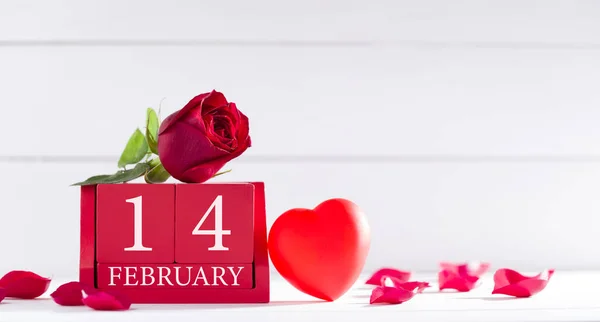 14. února dopis na dřevěný kalendář a růže na stole — Stock fotografie