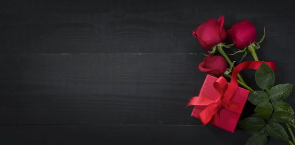 Rose e confezione regalo rossa — Foto Stock