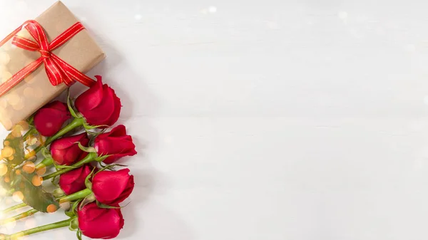Dárkové balení a růže parta — Stock fotografie