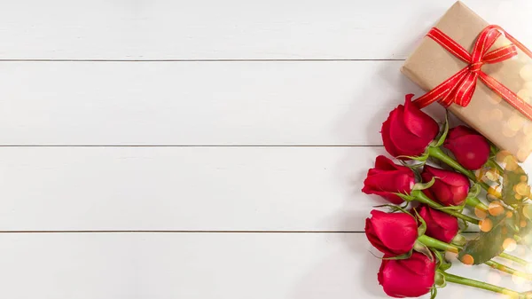 Dárkové balení a růže parta — Stock fotografie