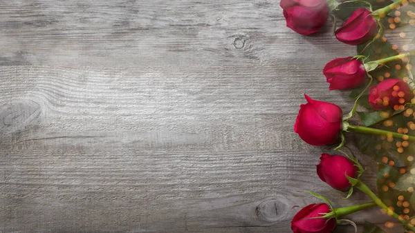 Rose sul vecchio tavolo — Foto Stock
