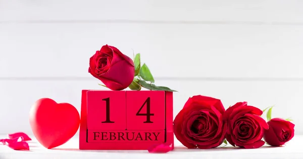 14. února datum na kalendáři dřevěné kostky — Stock fotografie