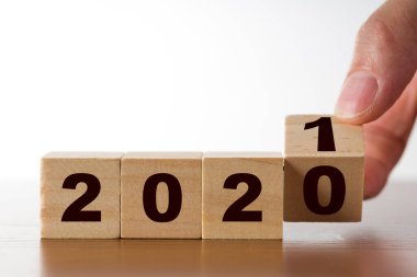 2021 yılı ahşap küpler, 2020 'den 2021' e kadar el değiştirme küpleri ve yeni yıl konsepti..