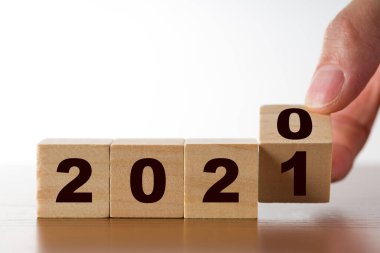 2021 yılı ahşap küpler, 2020 'den 2021' e kadar el değiştirme küpleri ve yeni yıl konsepti..
