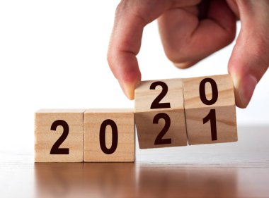 2020 'den 2021' e kadar yeni yıl konsepti. Beyaz masadaki ahşap küpleri değiştirin..