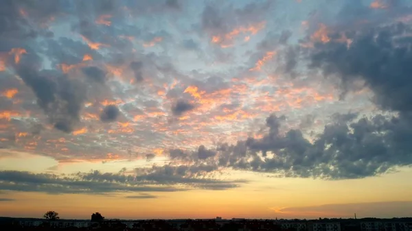 雲の上に沈む夕日の絶景 — ストック写真