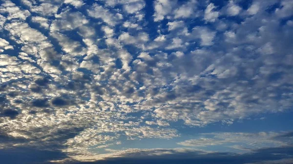 Fliegende Wolken Himmel — Stockfoto