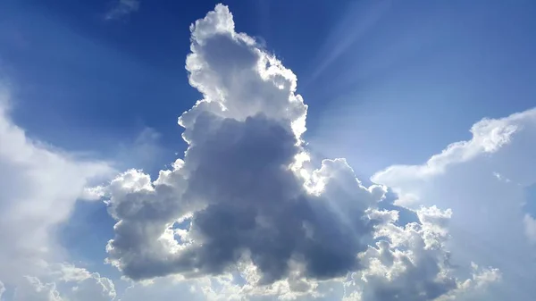 太陽の光が雲を突破 — ストック写真
