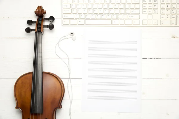 Скрипка с нотной бумагой и клавиатурным компьютером — стоковое фото