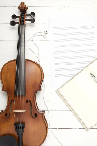 Violino con nota musicale di carta e taccuino — Foto Stock