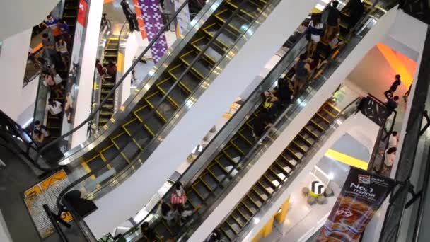 Yürüyen merdiven Birliği alışveriş Bangkok 8 Ocak 2017 üzerinde Bangkok, Tayland kullanan kişiler — Stok video