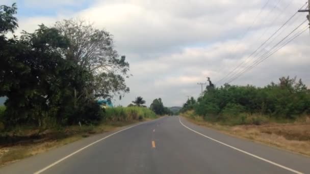 Conducir un coche en una carretera del país.Tailandia — Vídeos de Stock