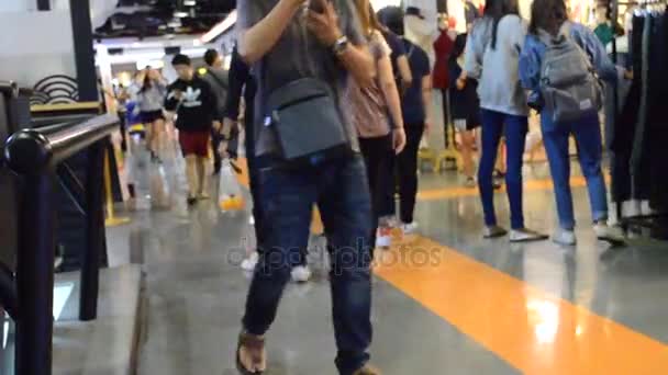 Personnes marchant au centre commercial Union de Bangkok, Thaïlande — Video