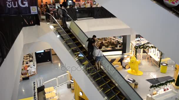 Οι άνθρωποι που χρησιμοποιούν κυλιόμενες σκάλες στο Ένωσης εμπορικό κέντρο στην Μπανγκόκ στις 8 Ιανουαρίου 2017 στην Μπανγκόκ, Ταϊλάνδη — Αρχείο Βίντεο