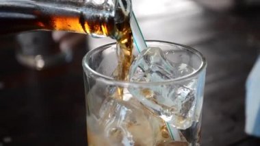 Bir bardak içine dökülen kola/kola/soda