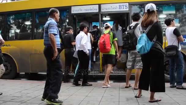 BANGKOK, TAILANDIA - 10 DE ENERO DE 2017: Personas esperando un autobús en la parada de autobús — Vídeos de Stock