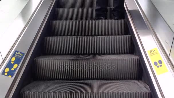 Escadas rolantes são mostrados que correm constantemente lá em cima — Vídeo de Stock