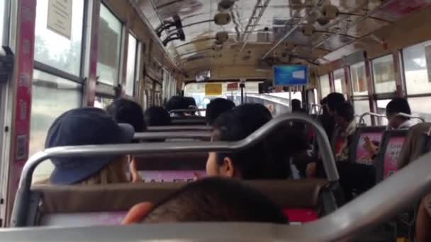 バンコク, タイ王国 - 1 月 12,2017: 2017 年 1 月 12 日、バンコク、タイのローカル乗客の内部バス. — ストック動画