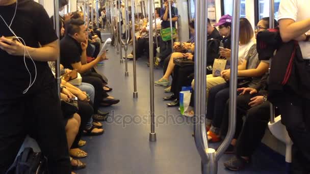 Bangkok, Tayland - Ocak 11,2017 - A bir Bts gökyüzü tren Bangkok görünümünü içinde. Bts Bangkok'un hava metro ulaşım sistemidir. — Stok video