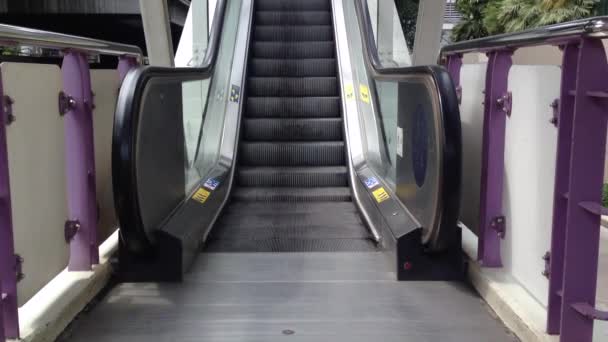 Escaliers mécaniques sont montrés qui courent constamment à l'étage — Video