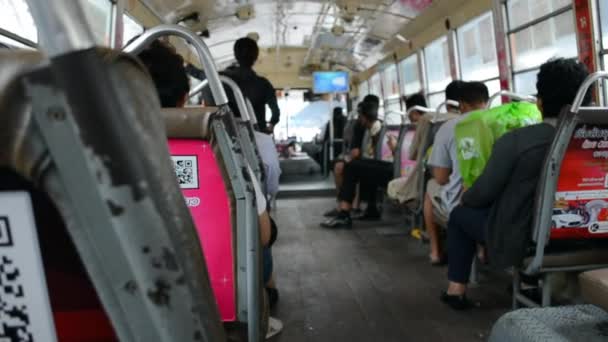 Bangkok, Tajlandia - stycznia 12,2017: wewnątrz lokalnej pasażera autobusu na 12 stycznia 2017 roku, Bangkok, Tajlandia. — Wideo stockowe