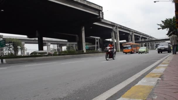 Bangkok, thailand: 12. januar 2017 - wartender bus an der bushaltestelle — Stockvideo