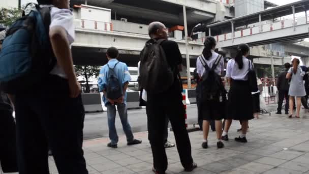 Bangkok, Tayland - Ocak 10,2017: otobüs durağı otobüs bekleyenler . — Stok video