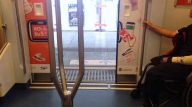 Bangkok, Tayland - Ocak 11,2017: yolcu Bangkok Skytrain.Modern Bts toplu taşıma sisteminin yürümek