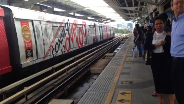 BANGKOK, TAILÂNDIA - JANEIRO 13,2017: BTS Sistema de trânsito de massa do trem do céu em Bangkok.Comboio que chega à estação à luz do dia . — Vídeo de Stock