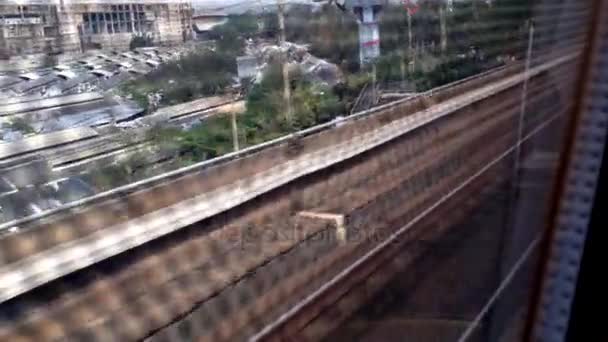 Bangkok, Thailand - januari 11,2017: insidan av Bts sky train passerar en annan — Stockvideo