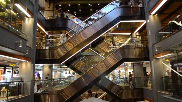 Bangkok / Tayland - 13 Ocak 2017: Siam Center Alışveriş Merkezi Bangkok'ta yürüyen merdiven kullanarak insanlar. — Stok video