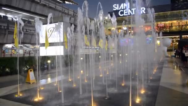 Bangkok, Tayland - Ocak 13,2017: Siam Center ve Siam Paragon arasındaki Çeşme. — Stok video