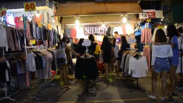 BANGKOK, TAILANDIA - 13 DE ENERO DE 2017: Turista en el Mercado Jatujak (Mercado JJ) en Bangkok. Este mercado es famoso y famoso turista — Vídeo de stock