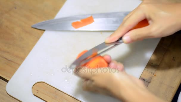 Peeling di una carota per cottura — Video Stock