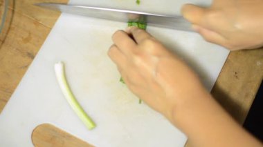 Soğan halkaları kesilmiş yeşil parçası
