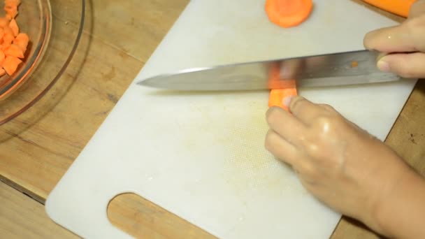 Cortar zanahorias con un cuchillo — Vídeos de Stock