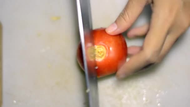 Резка помидоров для приготовления пищи — стоковое видео