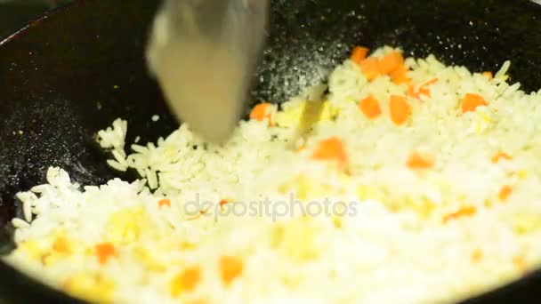 Cottura riso fritto — Video Stock