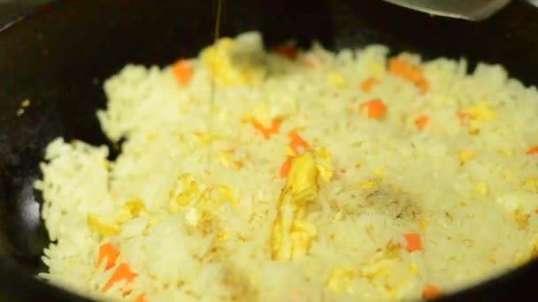 Gebakken rijst koken — Stockvideo