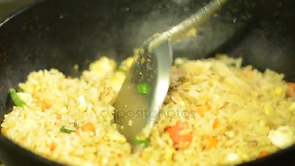 Matlagning stekt ris — Stockvideo