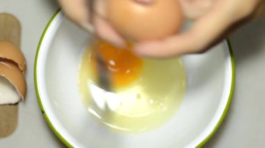 bir kase içine bir yumurta çatlama eller