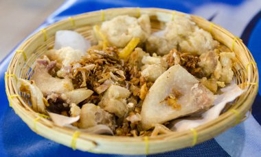 Domuz kızartması da chicharon veya chicharrones, olarak bilinen derin yağda kızartılmış p