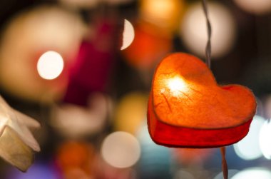 Aşk kavramı, vintage ve oyun asılı kalp şekli aşk sembolü