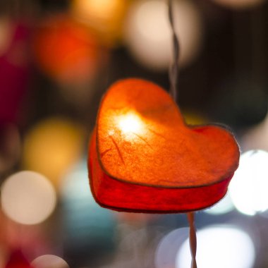 Aşk kavramı, vintage ve oyun asılı kalp şekli aşk sembolü