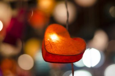 Aşk kavramı, vintage ve oyun asılı kalp şekli aşk sembolü