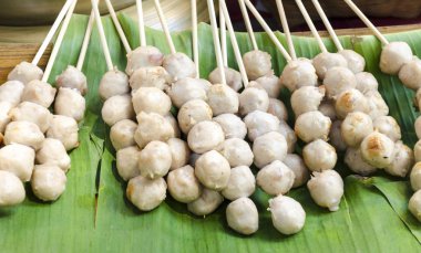 Tay tarzında domuz eti et topu 