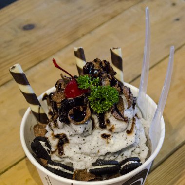 Kırbaçlanan krem (Japonya tatlı tarzı ile çikolata kesilmiş buz)