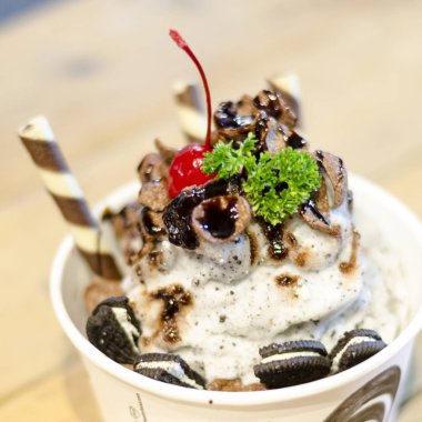 Kırbaçlanan krem (Japonya tatlı tarzı ile çikolata kesilmiş buz)