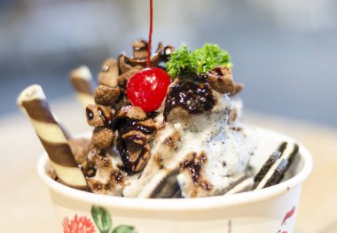 Kırbaçlanan krem (Japonya tatlı tarzı ile çikolata kesilmiş buz)